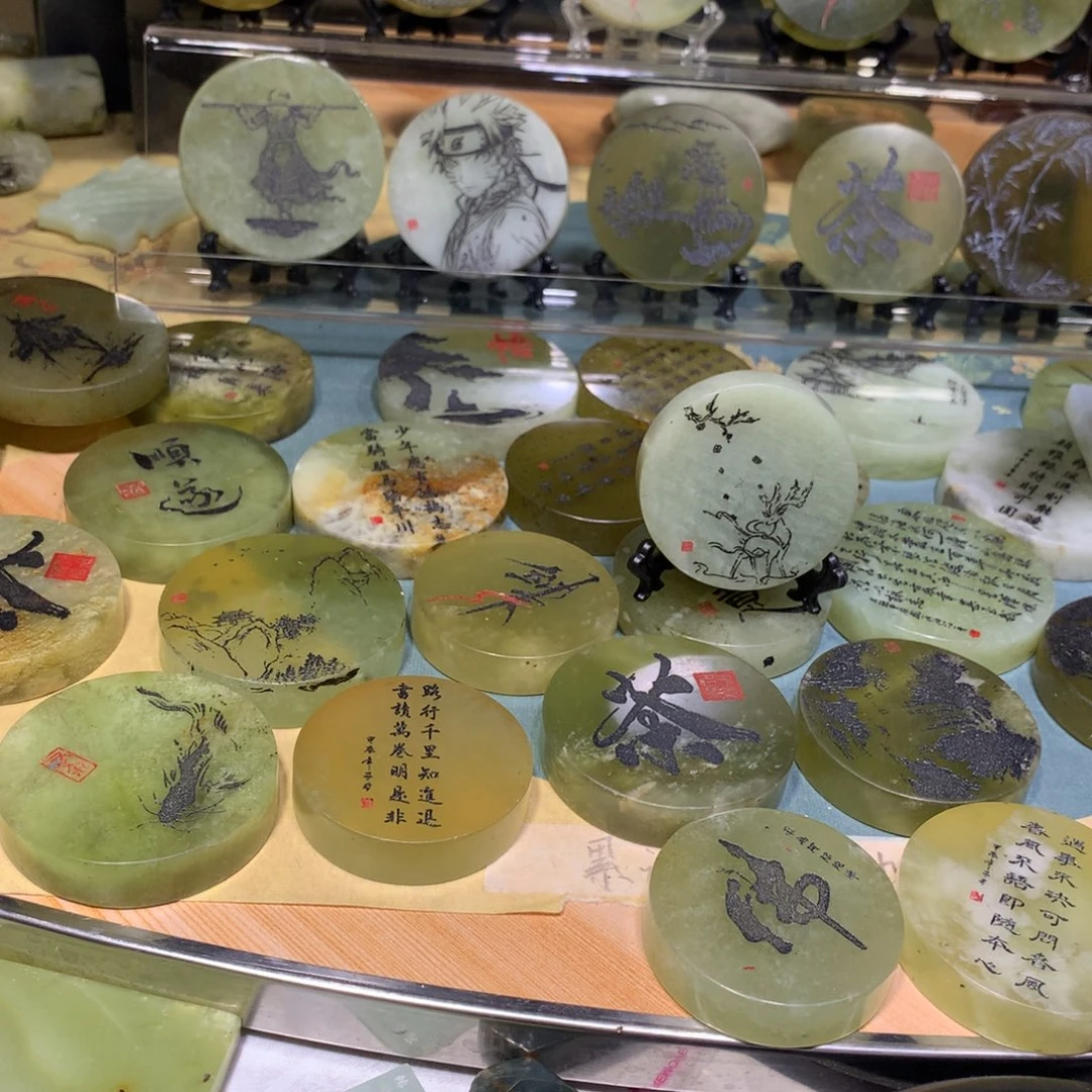 蛇纹石玉合金镯心雕刻