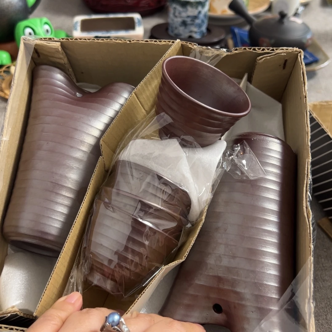 四杯陶瓷茶一个饿的