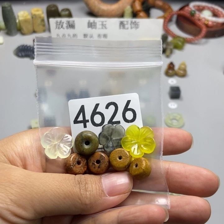 尤****未镶嵌蛇纹石玉颈饰