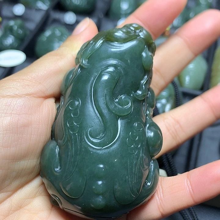 奥***曼和田玉未镶嵌颈饰