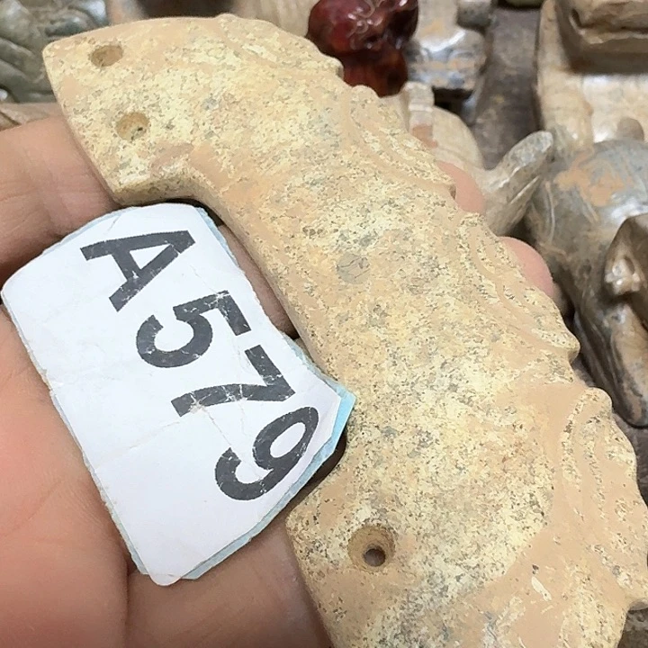 蛇纹石玉颈饰足铂镶嵌