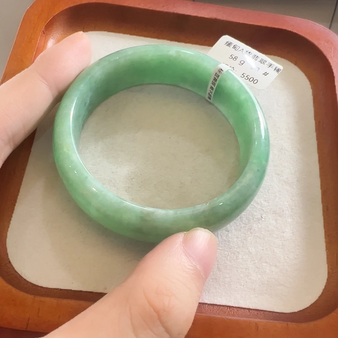 奶***P翡翠未镶嵌手镯52.8