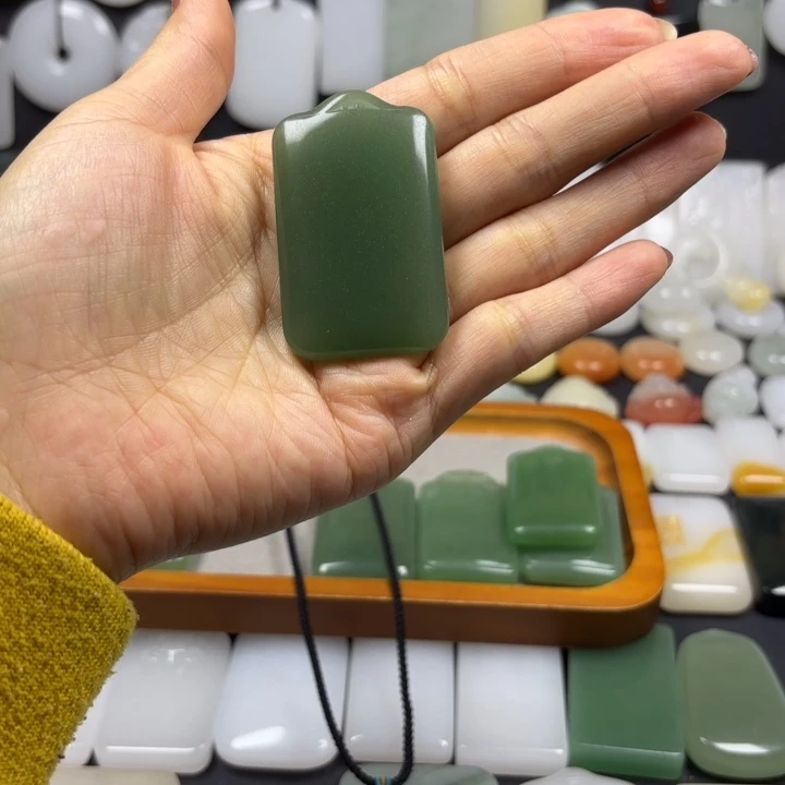 屋***人石英质玉（金丝玉）未镶嵌颈饰