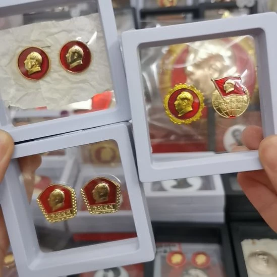 其他普通金属用****8红色收藏纪念章3个