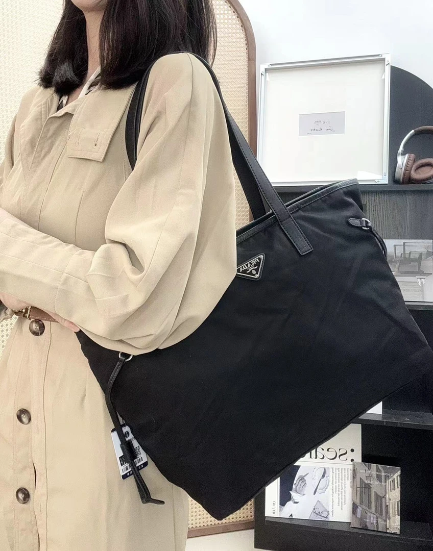 95新 Prada/普拉达 黑银降落伞单肩包托特包/秋境 09578