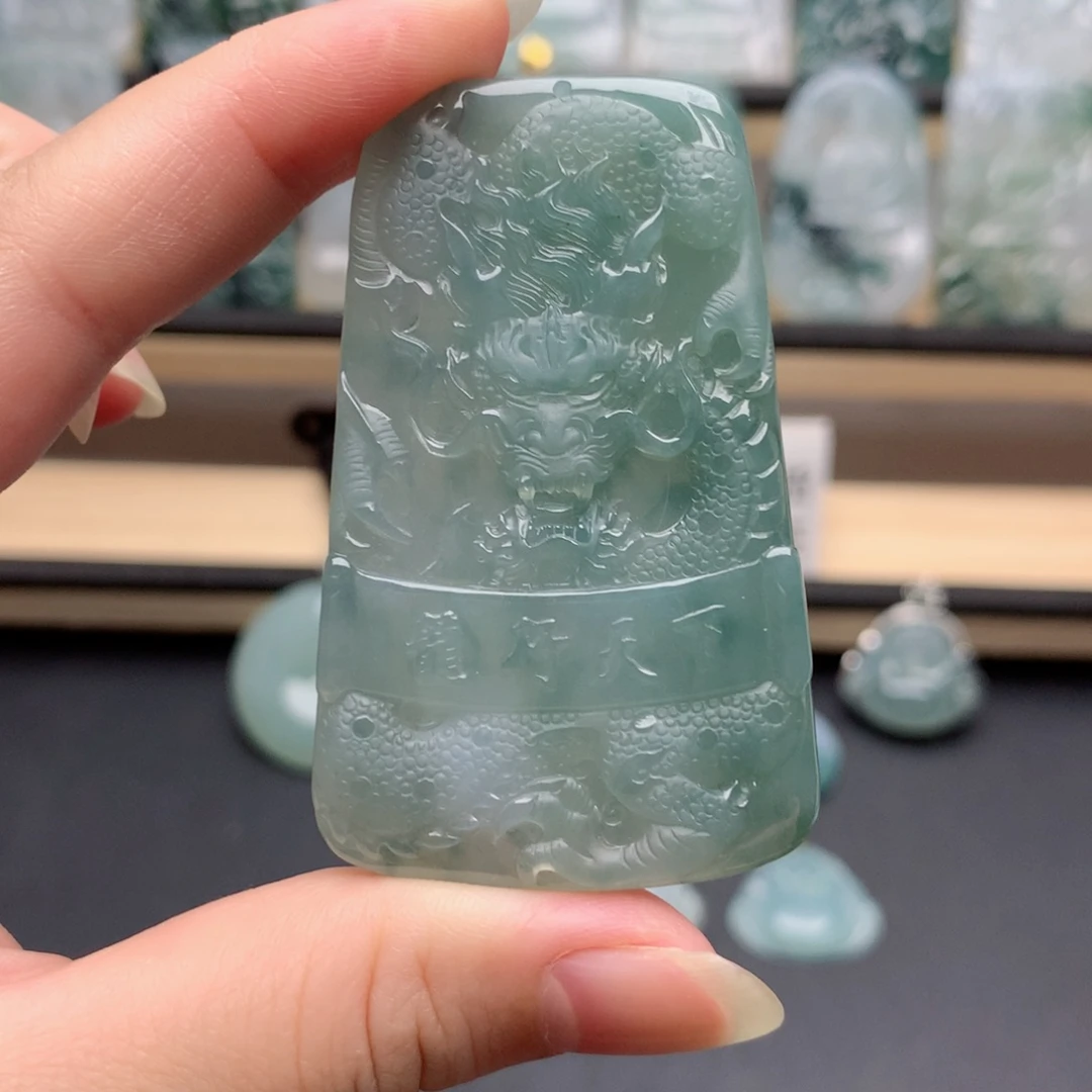 颈饰未镶嵌翡翠龙牌