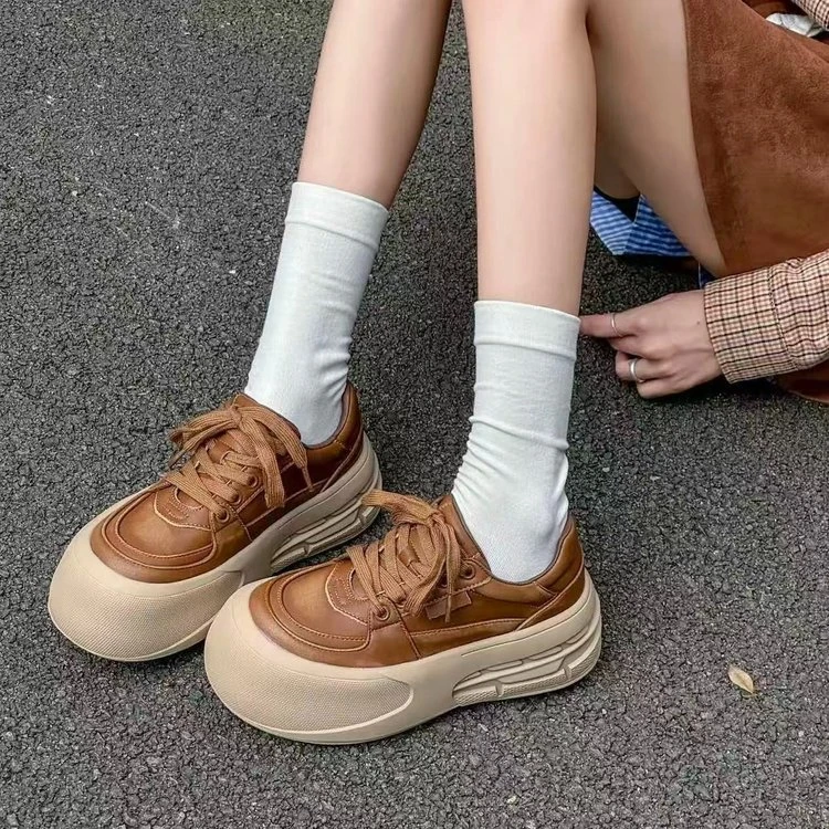 今年流行的棕色休闲鞋女百搭厚底软皮2025新款秋季爆款大头小白鞋