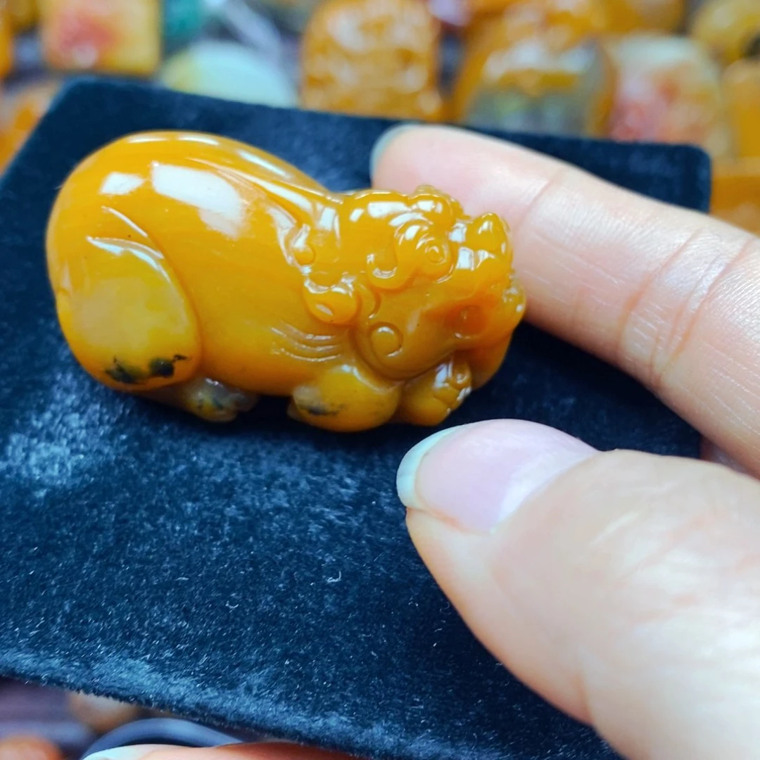 未镶嵌石英质玉（黄龙玉）颈饰
