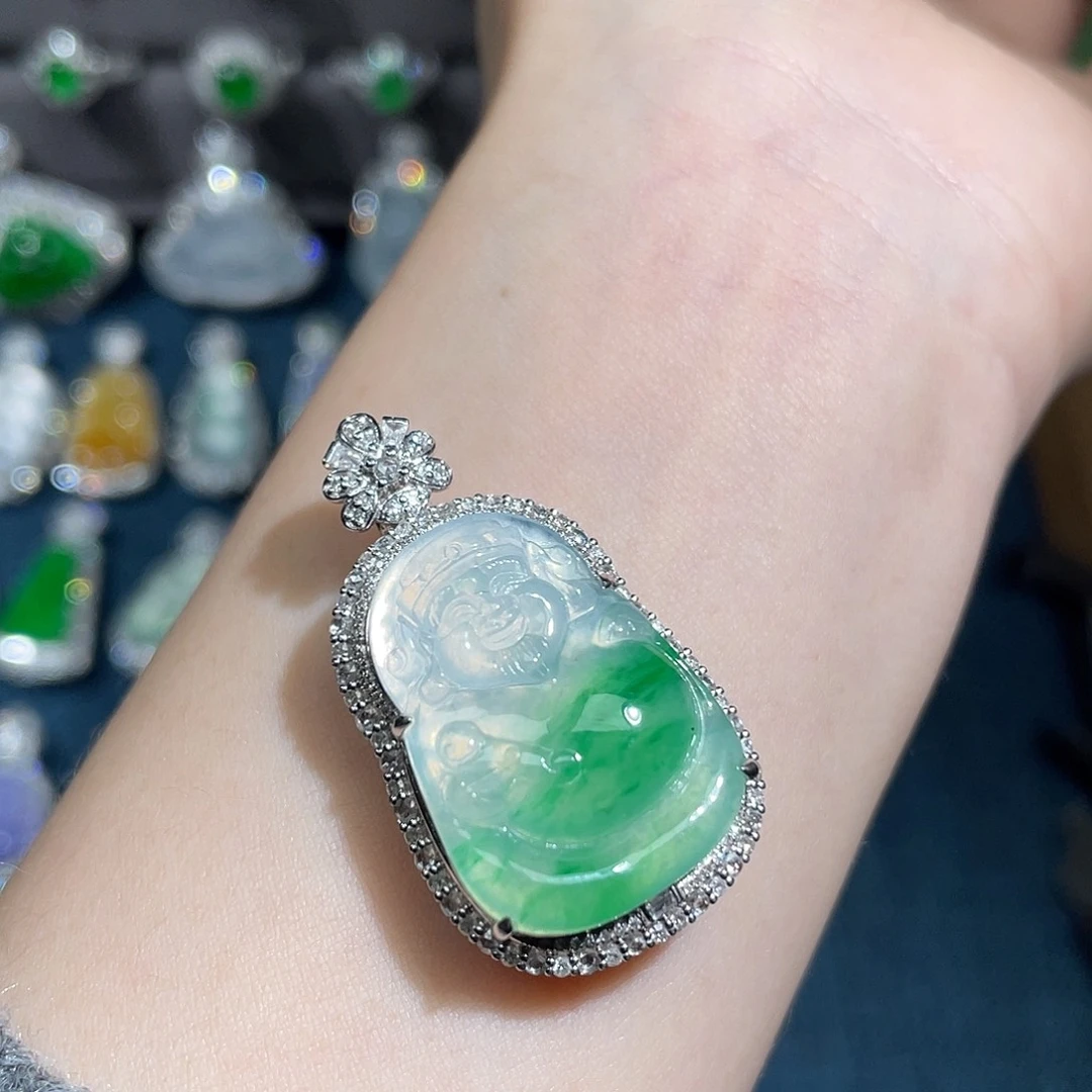 翡翠18K金镶嵌颈饰财爷爷