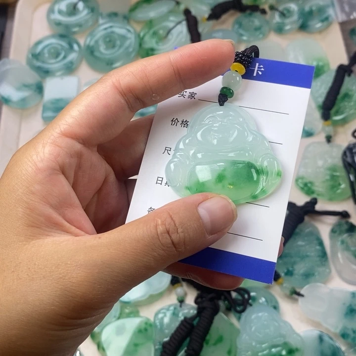 彬***哥翡翠未镶嵌颈饰佛公？
