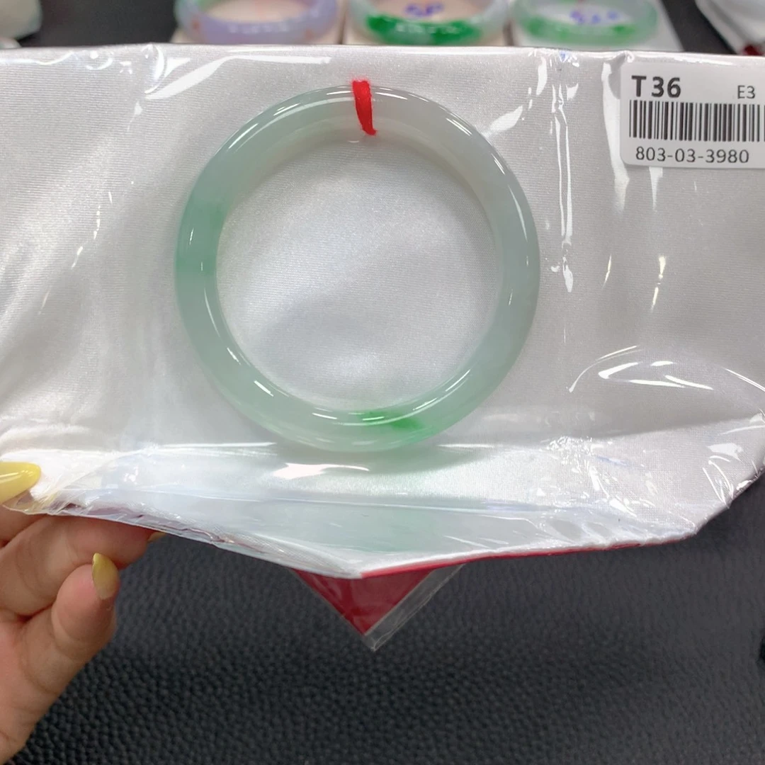 翡翠手镯未镶嵌翡翠