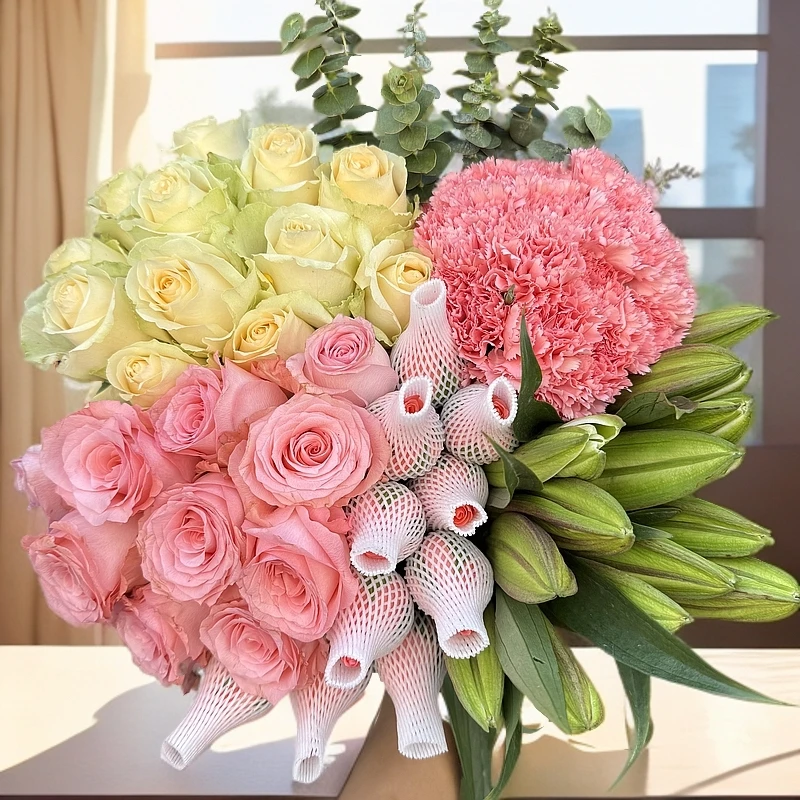 粉玫瑰10枝+香槟玫瑰10枝+百合5朵+康乃馨10枝+配草1扎+营养液2包