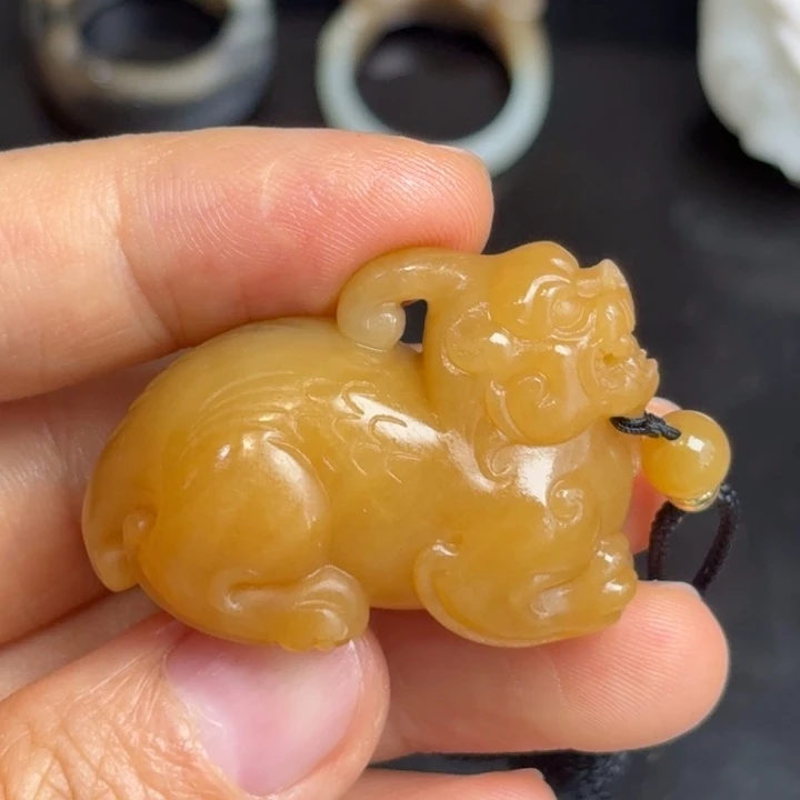 颈饰未镶嵌和田玉（白玉）