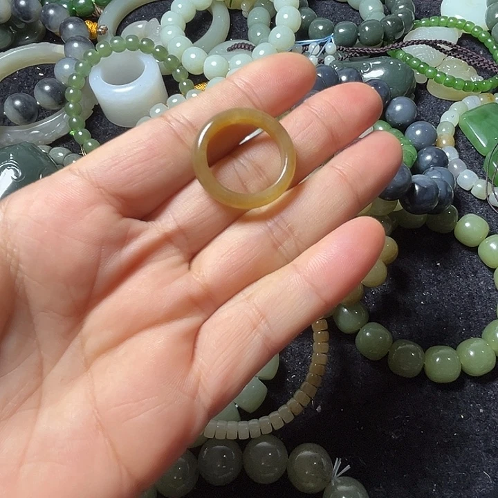 亮***哥和田玉未镶嵌手串