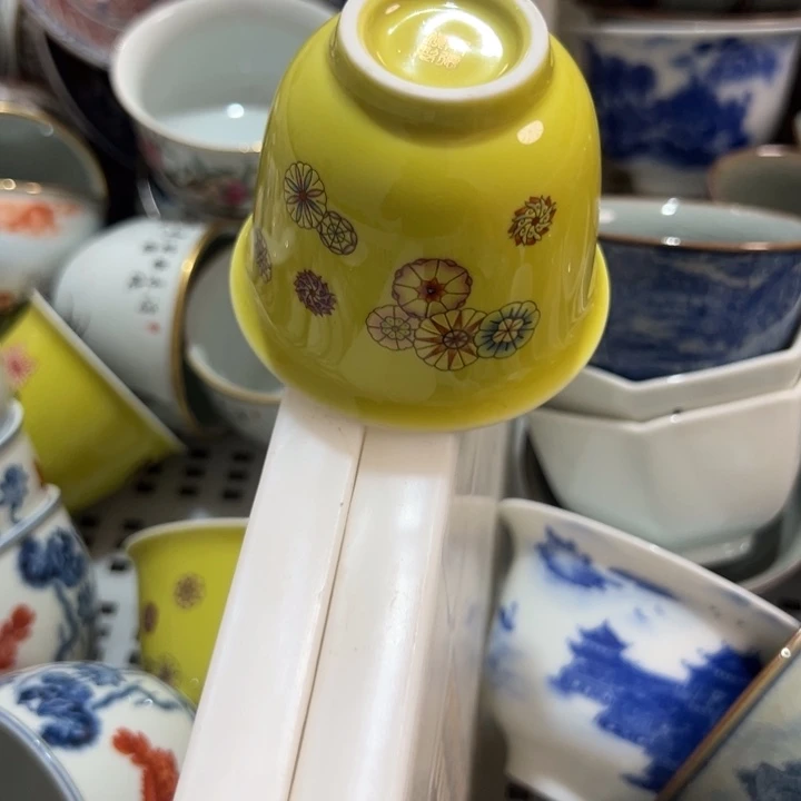 黄釉皮球花铃铛杯