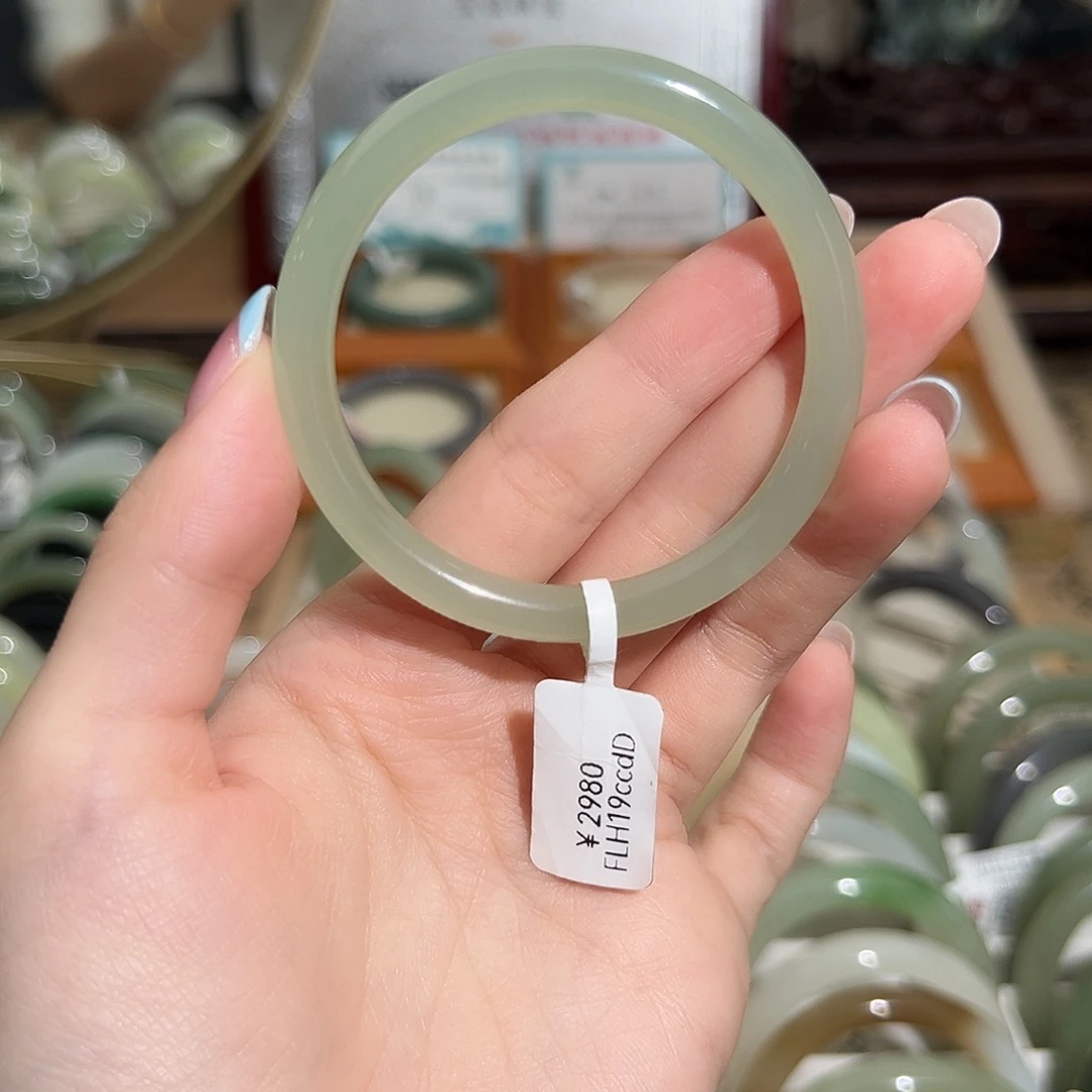 月***湾未镶嵌手镯和田玉冰胶青提色 50