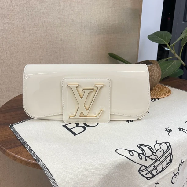 95新 LouisVuitton/路易威登 lv珍珠白漆皮晚宴手拿包