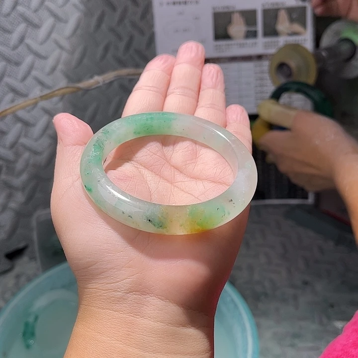 小***儿石英岩玉手镯未镶嵌定制