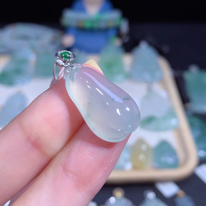 翡翠18K金镶嵌颈饰福