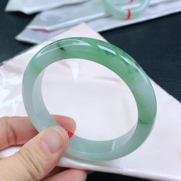 翡翠手镯未镶嵌57+半山水翡翠手镯