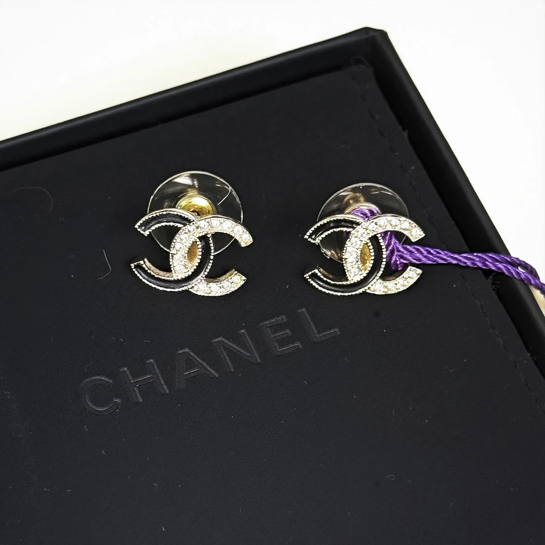 Chanel黑白双c珐琅闪钻小耳钉