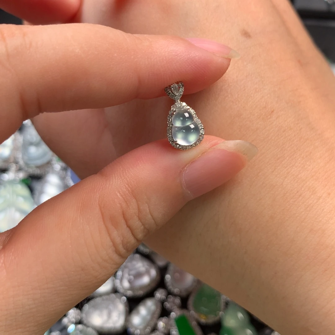 翡翠18K金镶嵌颈饰葫芦滴流