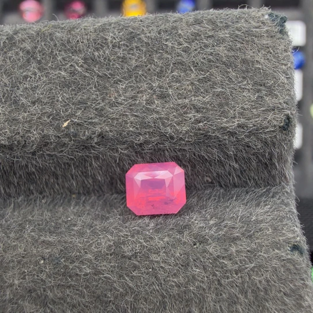 尖晶石裸石0.73克拉马亨盖