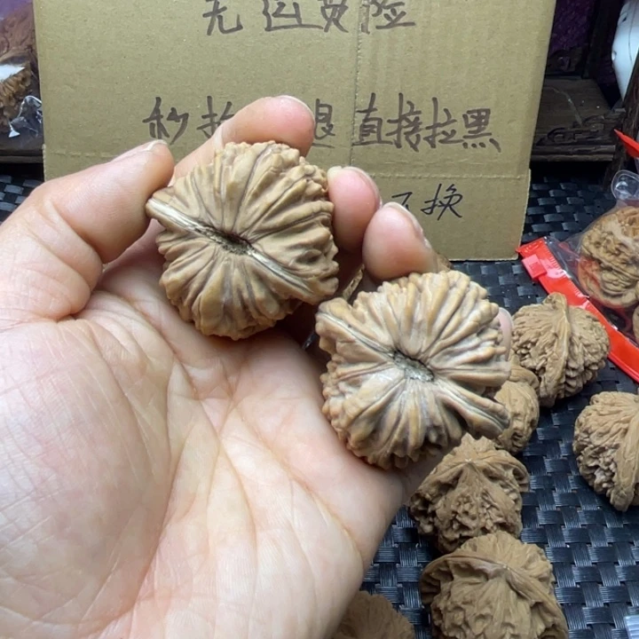 向***葵文玩核桃吊坠楼子尖有磕不退不换