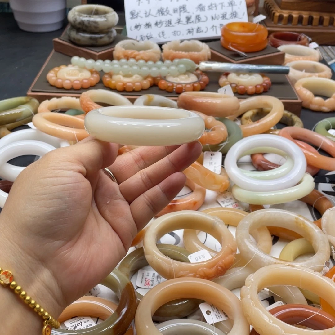 ****高石英岩玉未镶嵌手镯