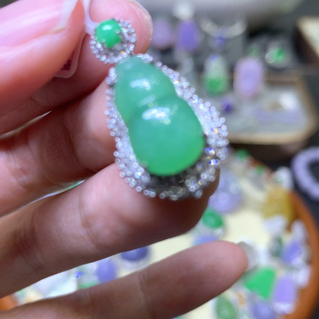 【闪购商品】翡翠颈饰18K金镶嵌翡翠吊坠项链