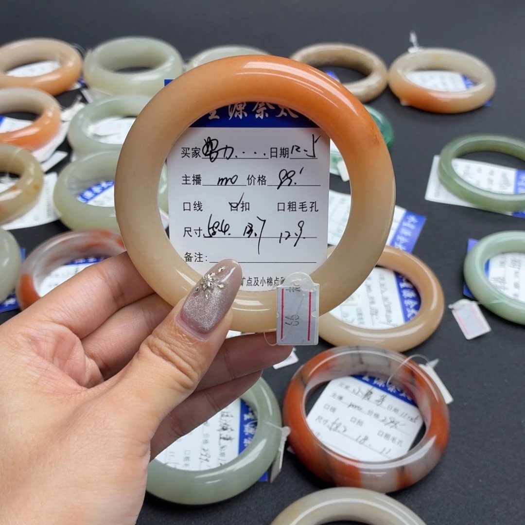 努***昝石英岩玉未镶嵌手镯