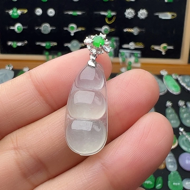 翡翠18K金镶嵌颈饰豆