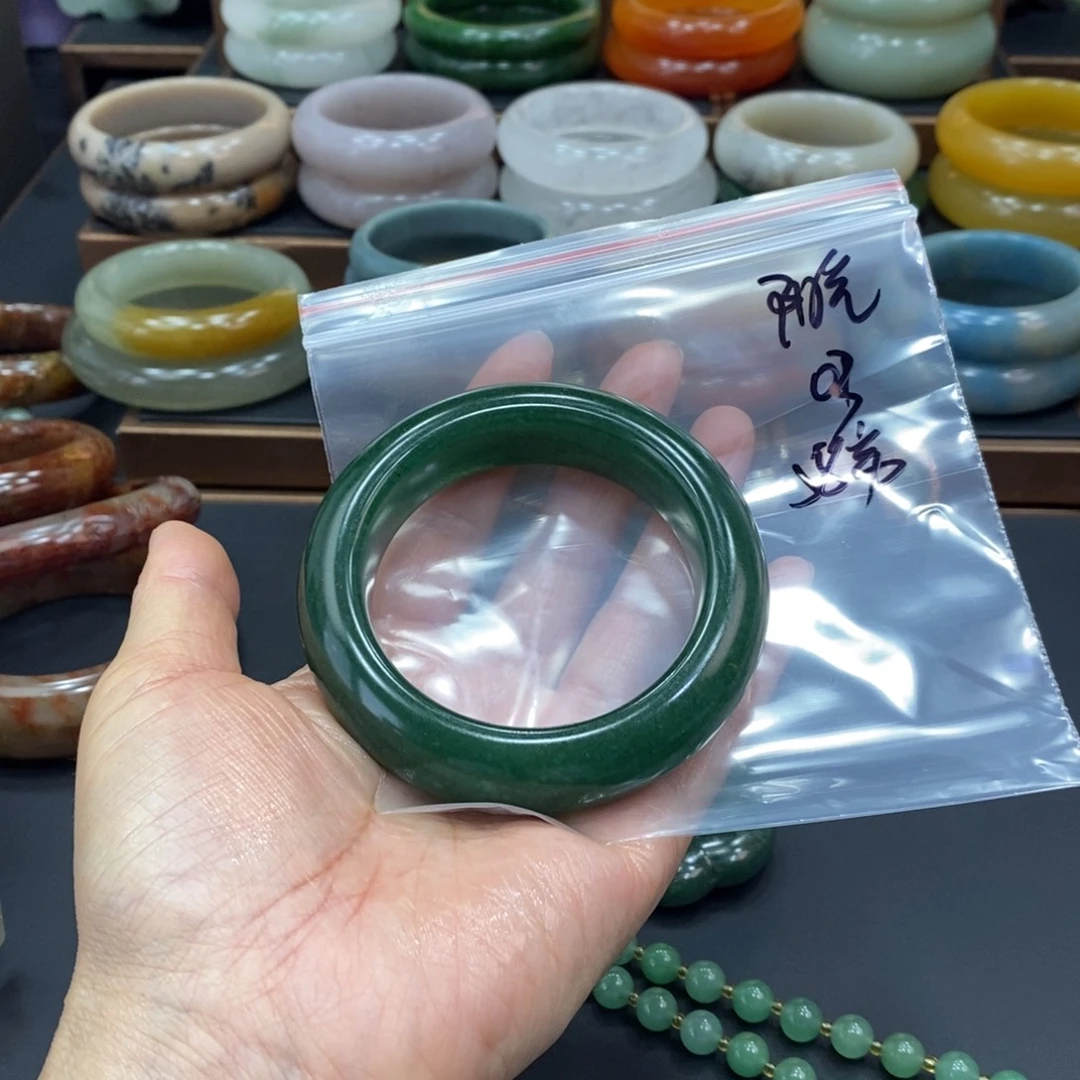 阳***使石英质玉未镶嵌手镯