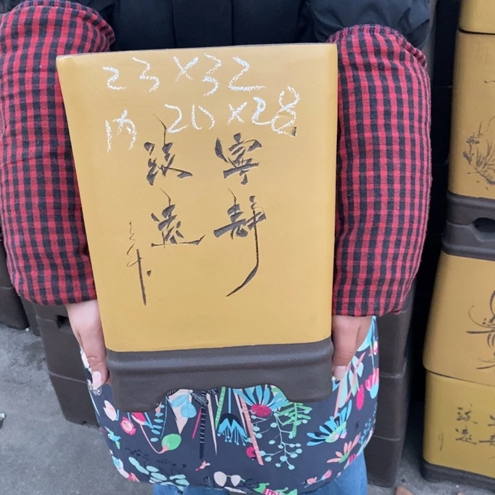 花盆紫砂只顾看手机的