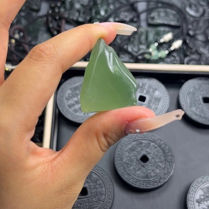 小***了蛇纹石玉未镶嵌颈饰