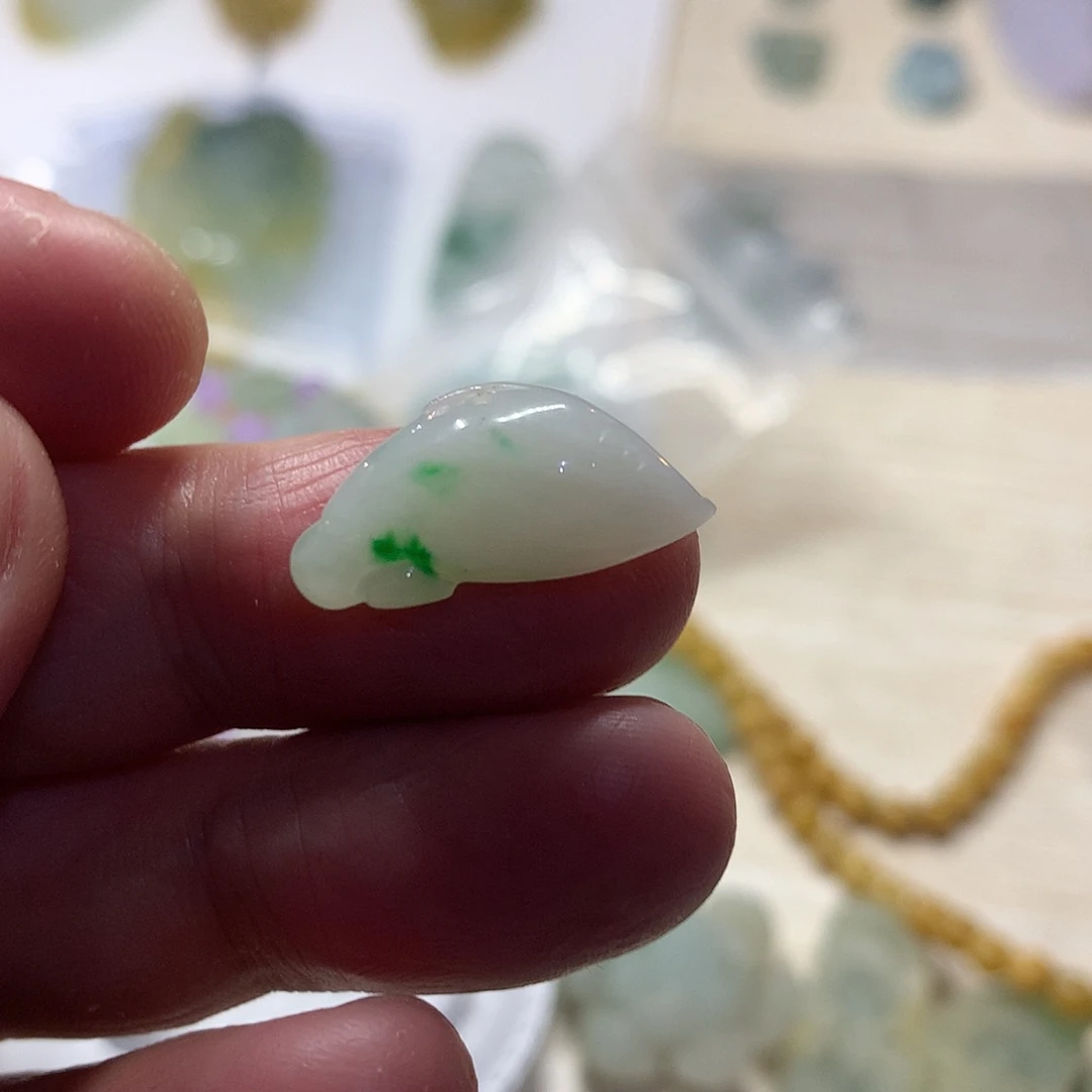 定制翡翠未镶嵌天然缅甸a货翡翠，飘阳绿的海豚