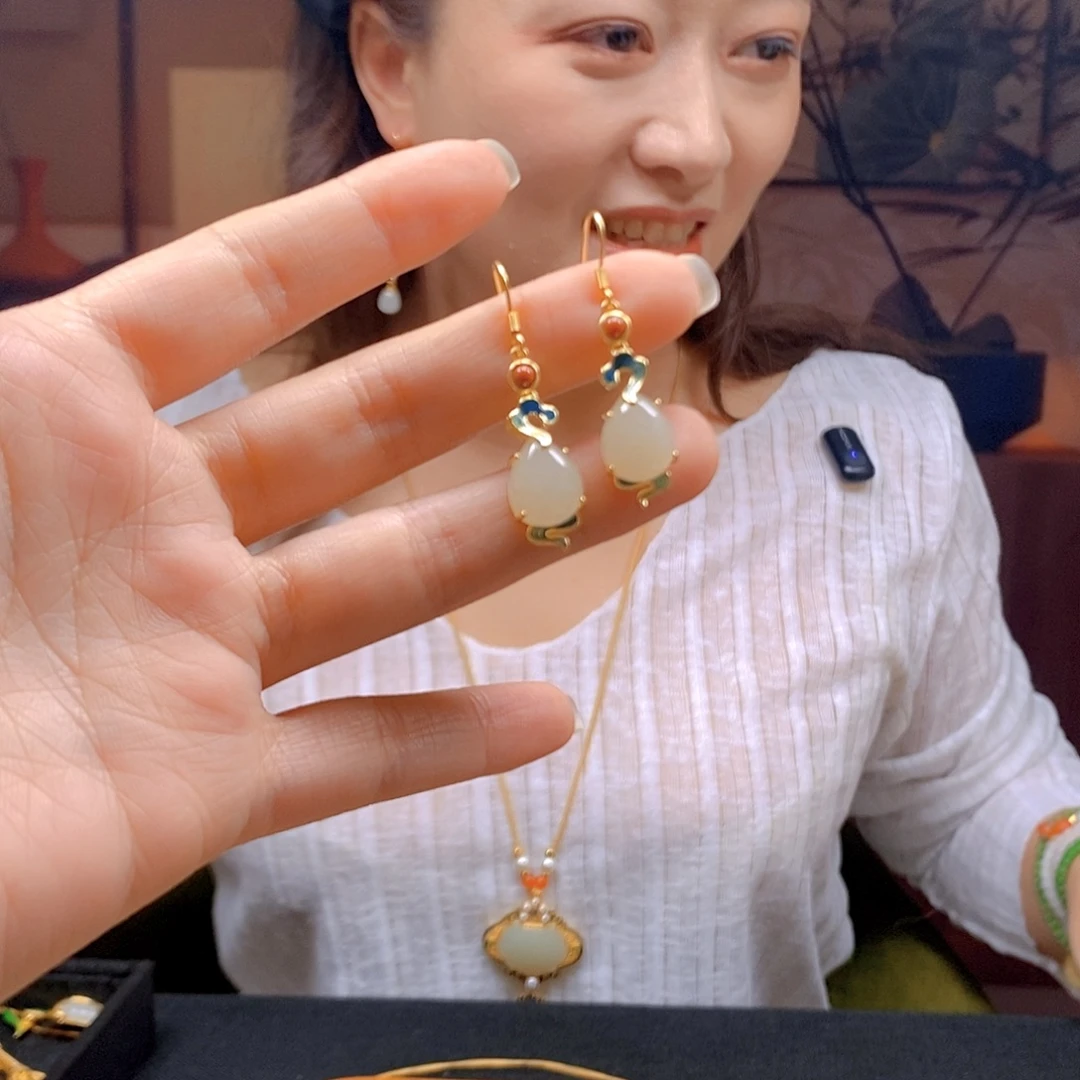 圆***主和田玉银S925镶嵌颈饰