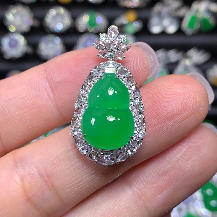 翡翠18K金镶嵌颈饰冰阳绿葫芦