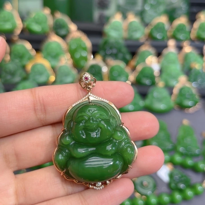 颈饰18K金镶嵌和田玉（碧玉）