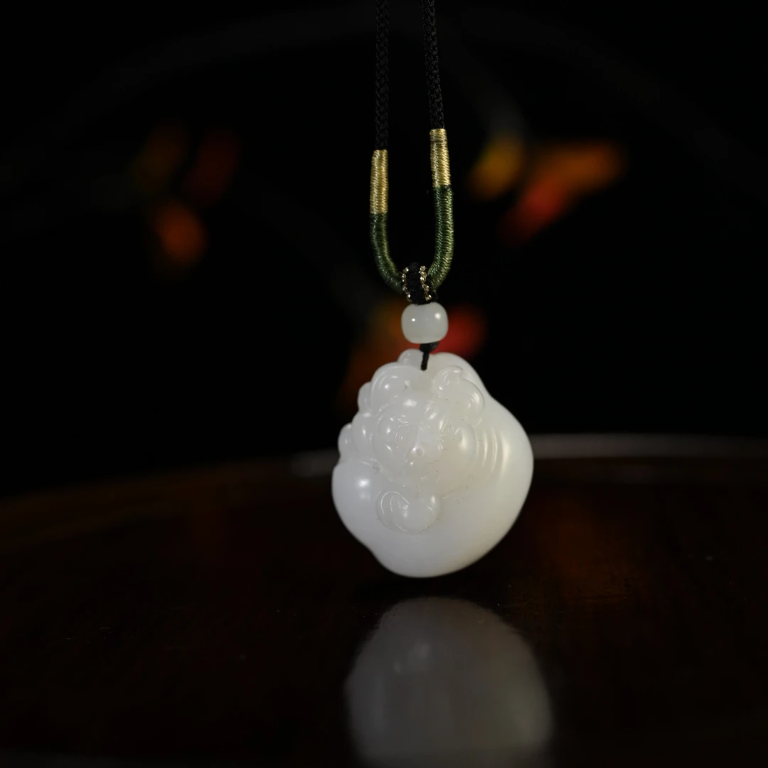 LOT8821 2512160102和田玉白玉福猪挂件/保利