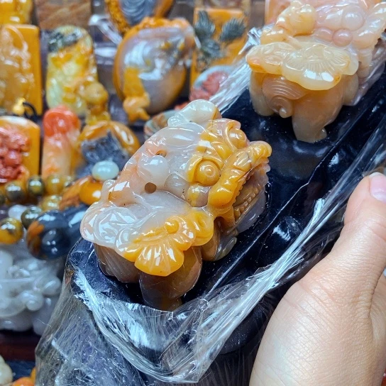 石英质玉（黄龙玉）未镶嵌颈饰
