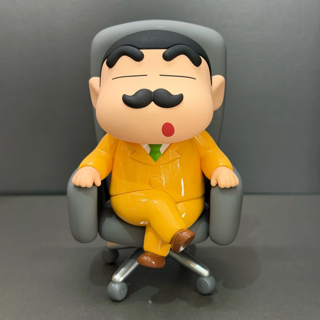 2025新品正版授权蜡笔小新总裁公仔桌面摆件实心PVC手办礼物