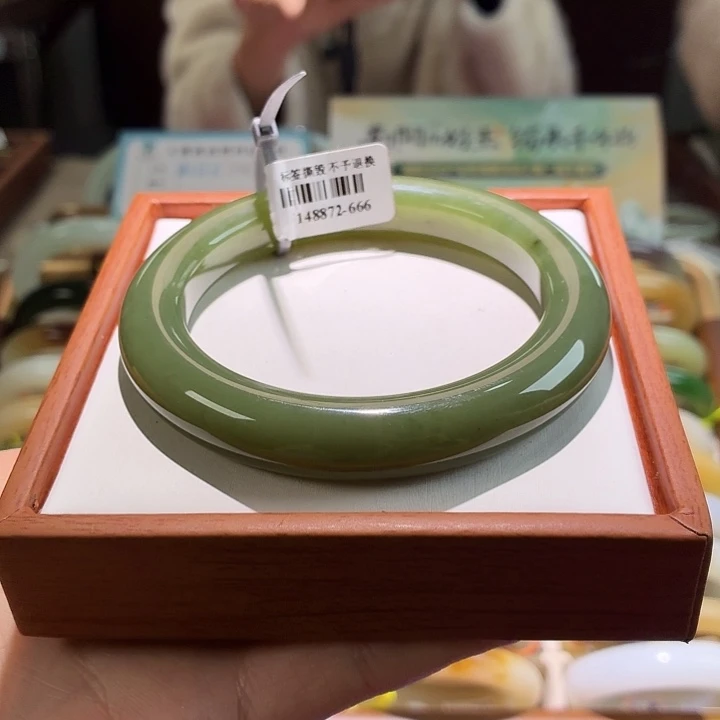 和田玉未镶嵌手镯12。 62