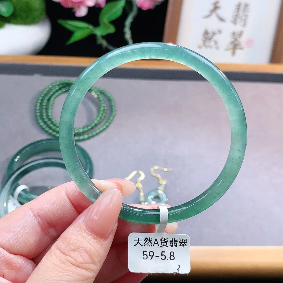 未镶嵌手镯（圆镯）翡翠