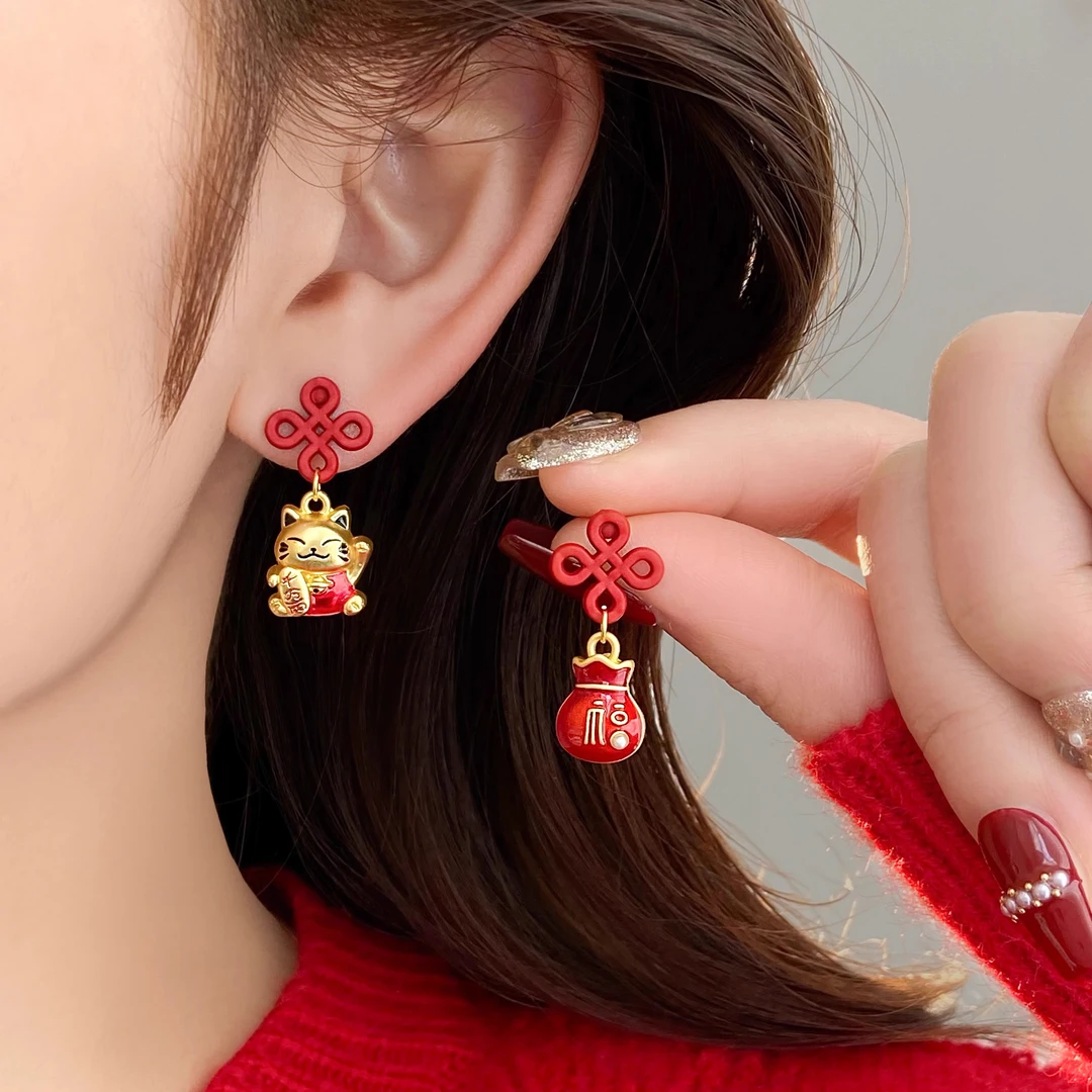 铜合金耳饰 招财猫福袋耳钉女轻奢高级2025新款喜庆耳饰红色耳环