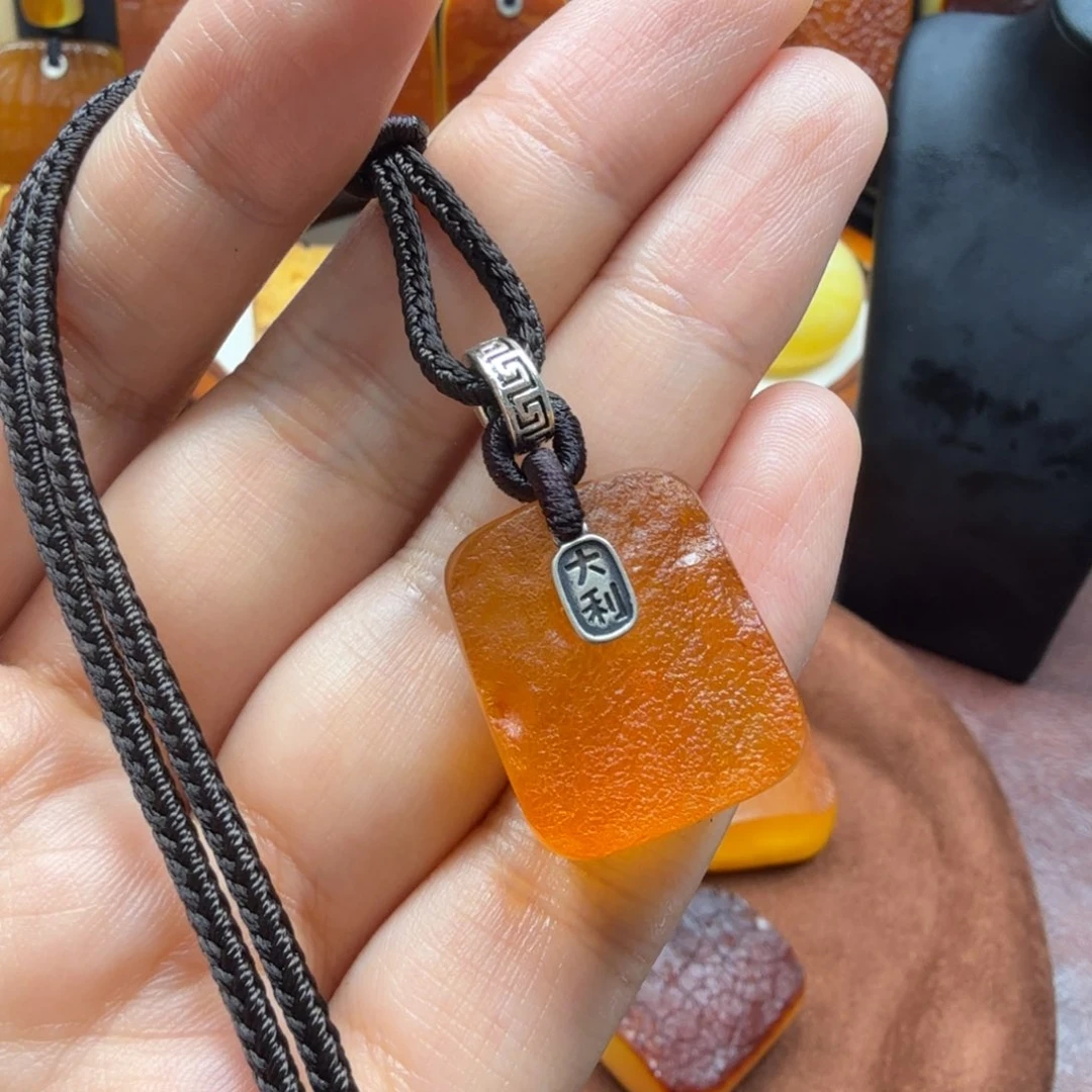 未镶嵌吊坠(赠链)琥珀