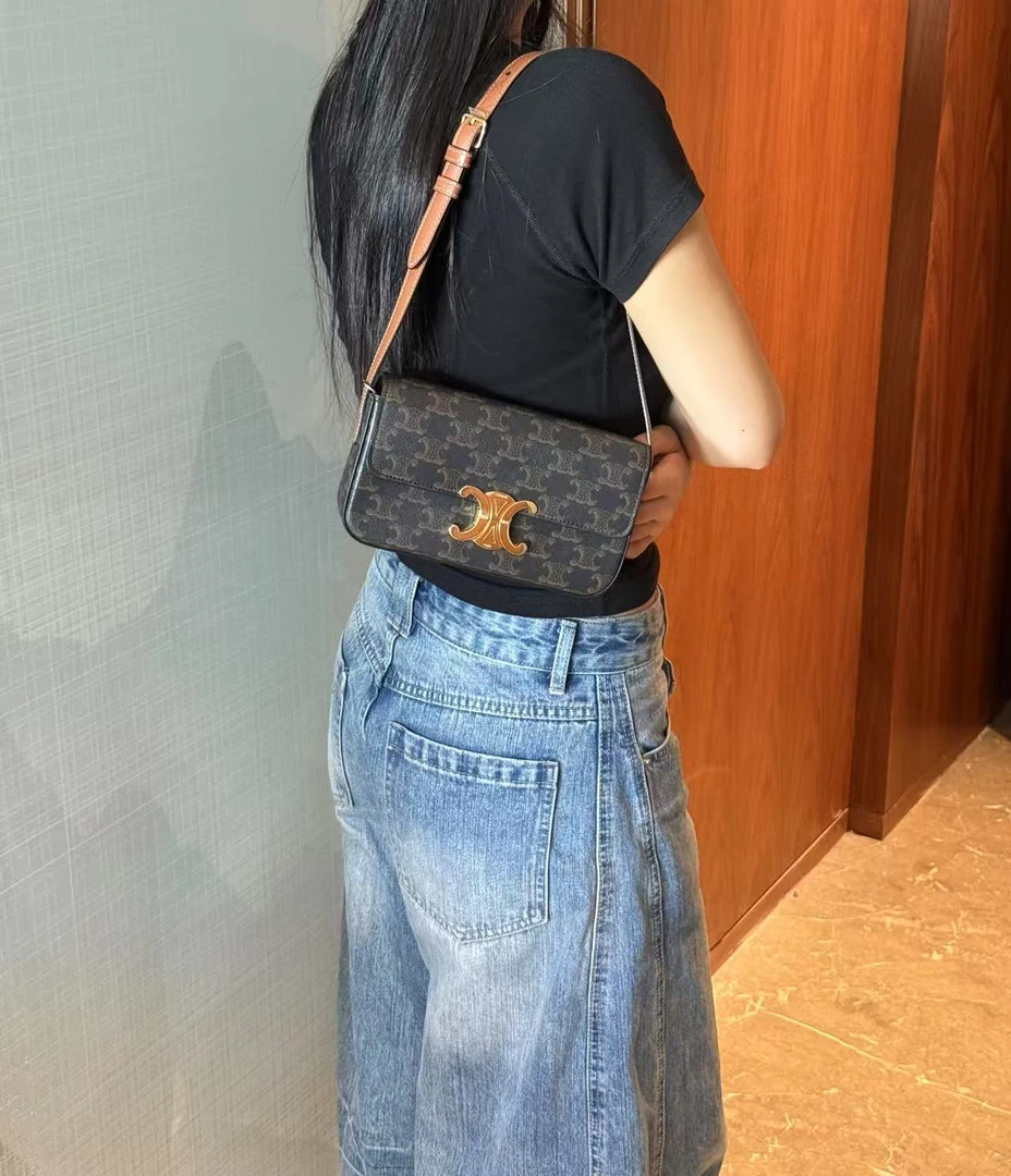 95新 Celine/思琳 展会外场 老花法棍包