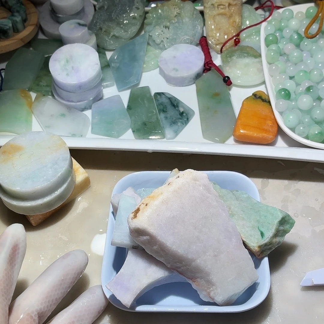 翡翠未镶嵌颈饰边角料