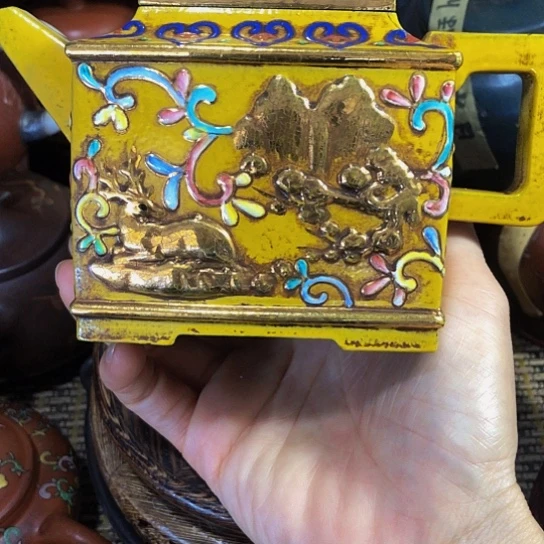 茶壶紫砂原矿泥料手工制作的一把紫砂壶。