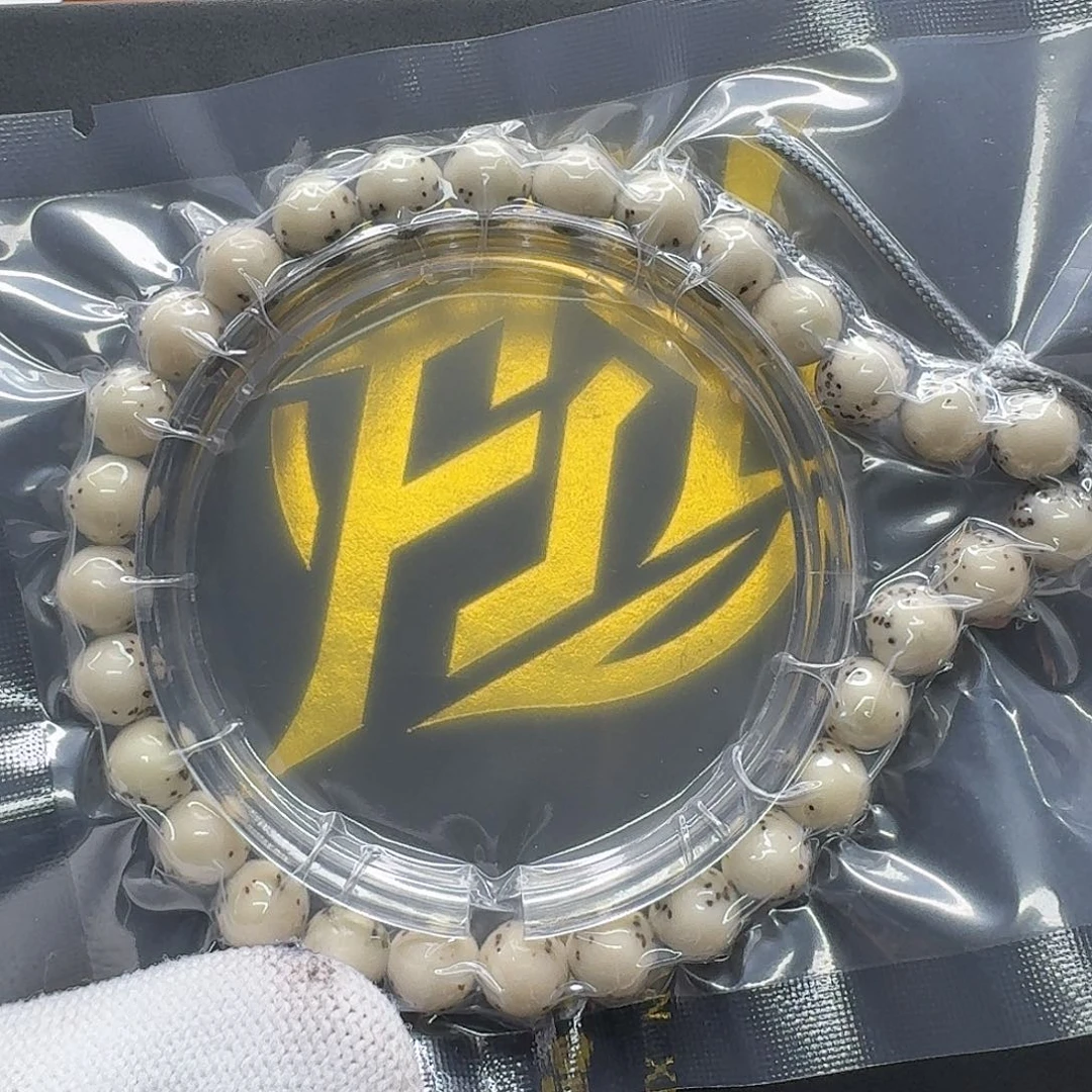 鲸***荥吊坠星月菩提28梵天冰白河豚8圆手持一物一图